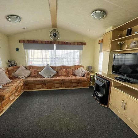 Caravan For Hire At St Osyth Beach Holiday Park In Essex Ref 28107Y Клактон-он-Си Экстерьер фото
